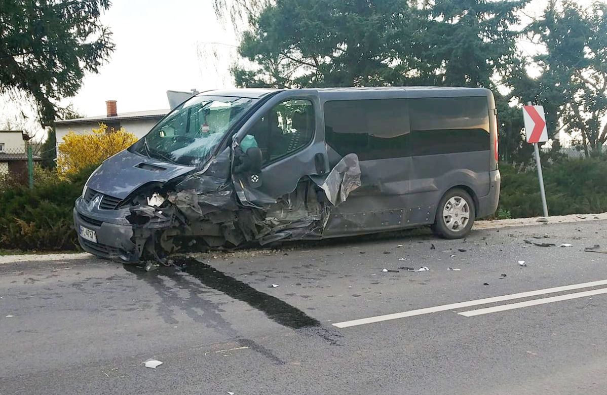 Czołówka pod Płockiem! Renault zupełnie zmiażdżone. Lądował śmigłowiec [ZDJĘCIA]