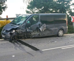 Czołówka pod Płockiem! Renault zupełnie zmiażdżone. Lądował śmigłowiec [ZDJĘCIA]