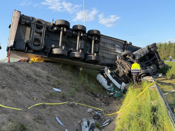 Poważny wypadek na trasie S8. Ciężarówka zderzyła się z osobówką