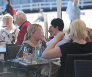 Senyszyn na plaży podrywa półnagich mężczyzn