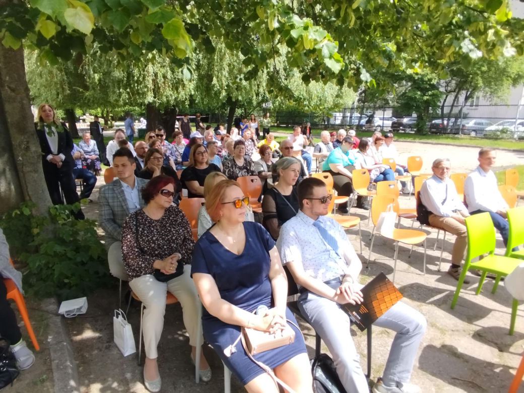 Przez lata ŚDS w Siedlcach działał w dwóch lokalizacjach, teraz już oficjalnie funkcjonuje w jednym miejscu, w budynkach dostosowanych do potrzeb osób z niepełnosprawnościami. 