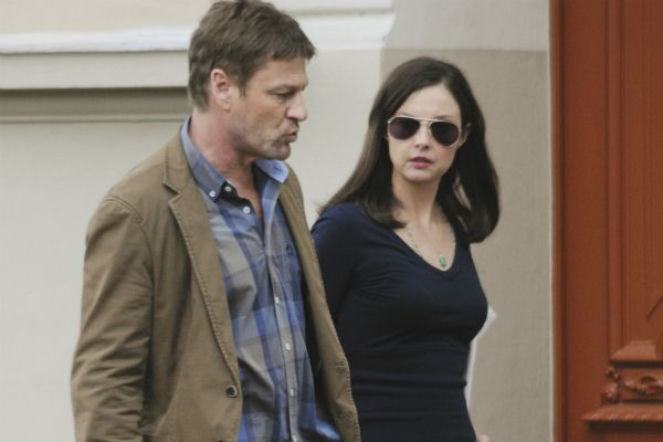 	„Missing: Zaginiony”. Rebecca Winstone (Ashley Judd), Paul (Sean Bean)