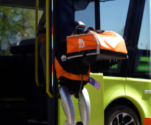 Pyszne.pl pokazuje pierwszą w Polsce w pełni autonomiczną dostawę z użyciem robota-kuriera