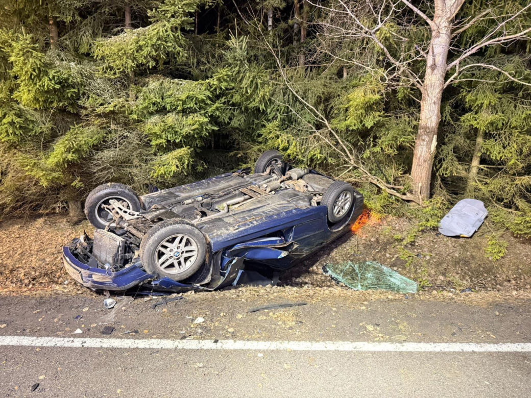 Dramat na krajowej "20"! Młoda kobieta dachowała BMW. "Zahaczyła o ciężarówkę"