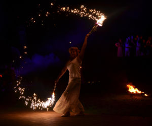 Pokaz fireshow w wykonaniu tancerzy i tancerek Teatru Ognia „Mantra” z Makowa Mazowieckiego