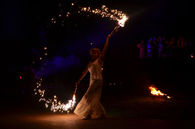 Pokaz fireshow w wykonaniu tancerzy i tancerek Teatru Ognia „Mantra” z Makowa Mazowieckiego