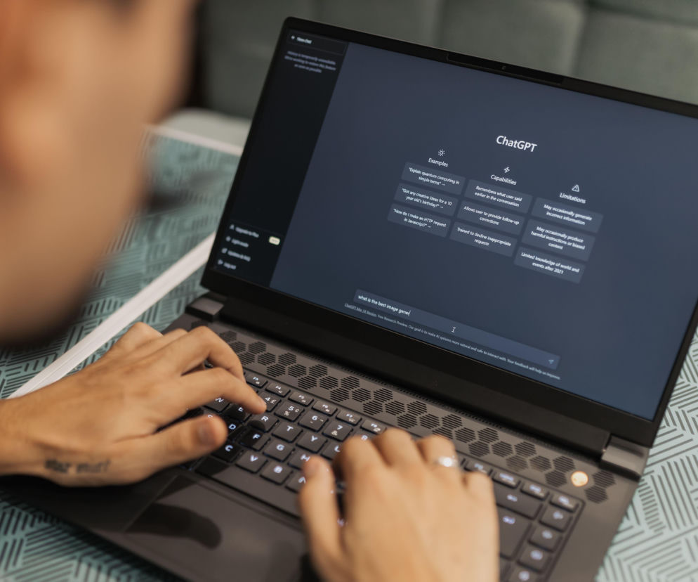 Osoba pisząca na laptopie z uruchomionym czatem ChatGPT. O nowych przepisach dotyczących AI przeczytasz w Eska.