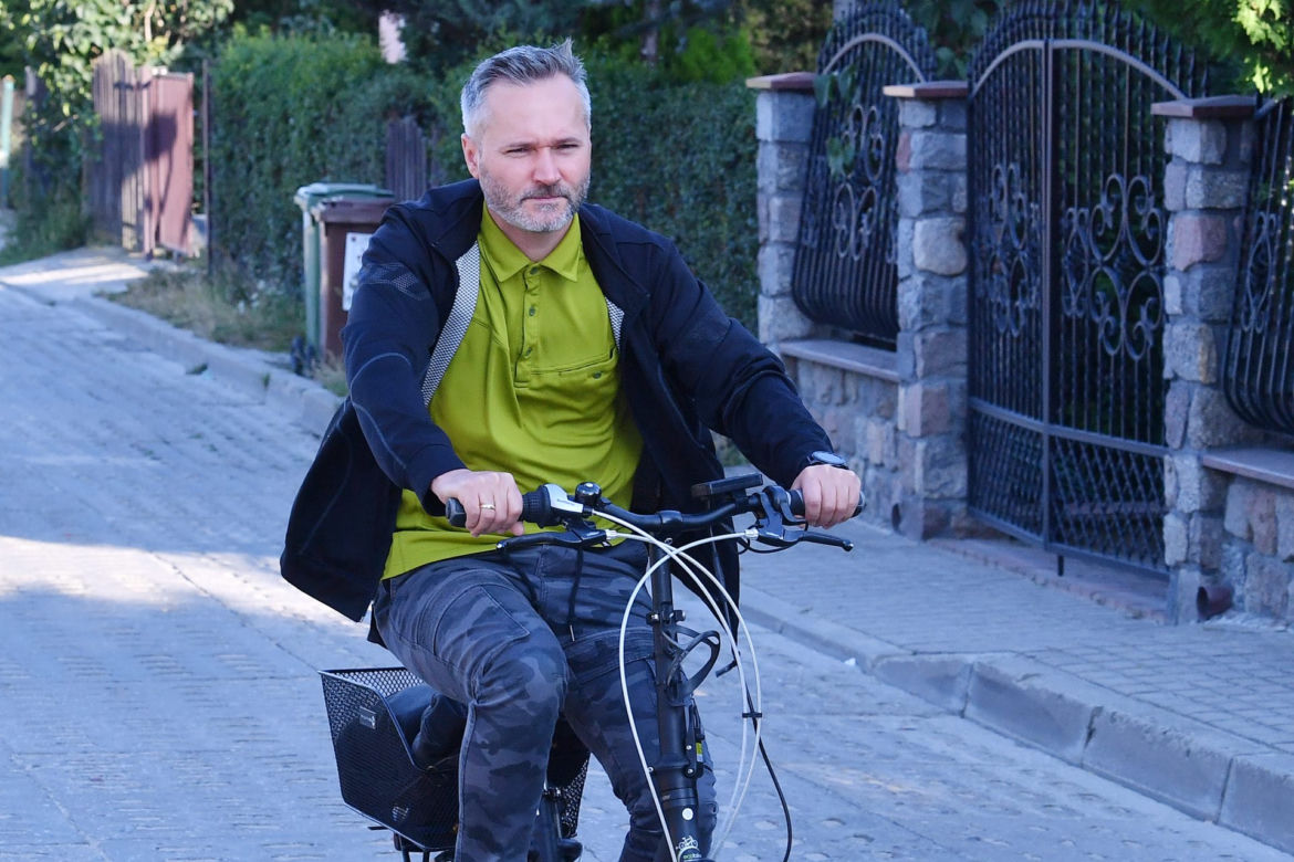 Przesiadł się na rower elektryczny