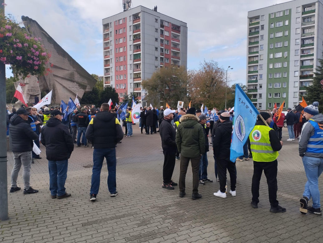 Hutnicy i koksownicy wyszli na ulice w Dąbrowie Górniczej. Apel do rządu o ratunek dla branży i tysięcy miejsc pracy