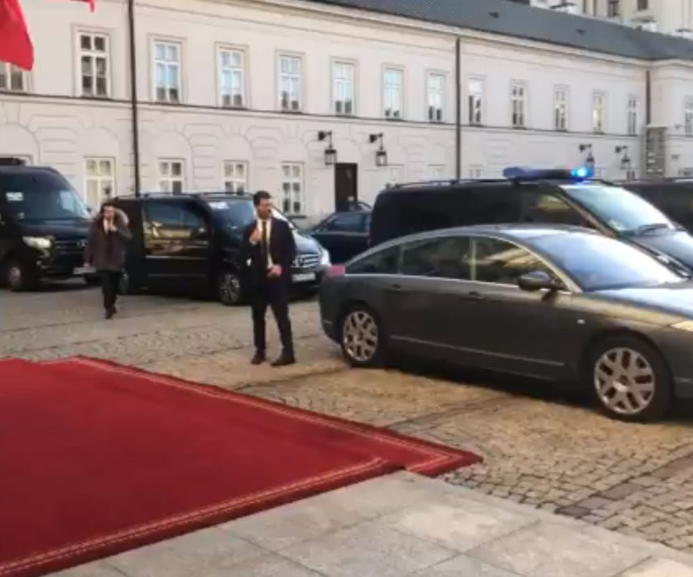 Ale wstyd! Opancerzone Renault prezydenta Francji zepsuło się pod Pałacem Prezydenckim