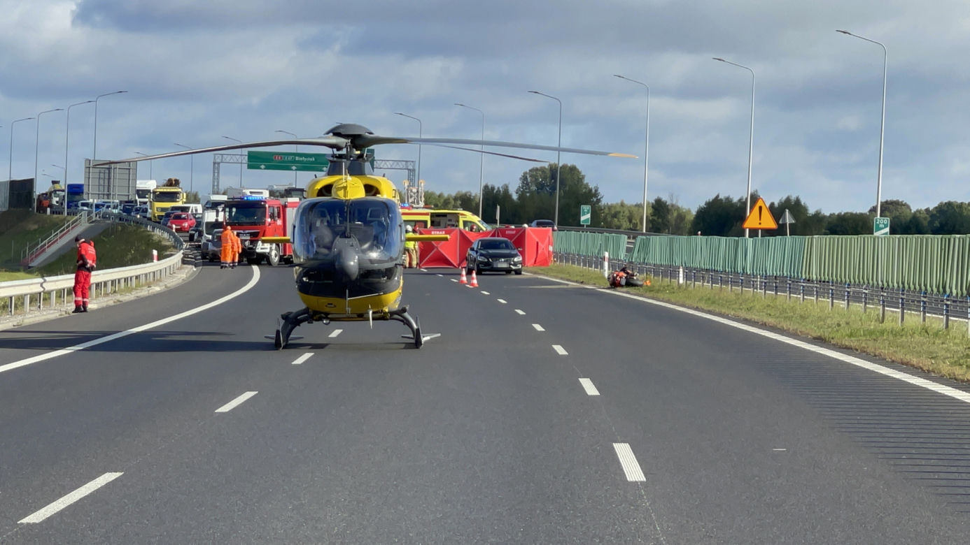 Tragiczny wypadek na S8 pod Wołominem. Motocyklista huknął w bariery, nie żyje
