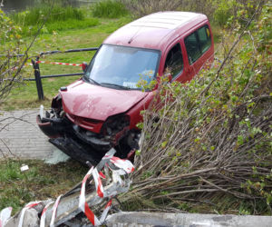 O krok od tragedii na ul. Kolbego! Auto przeleciało przez barierki!
