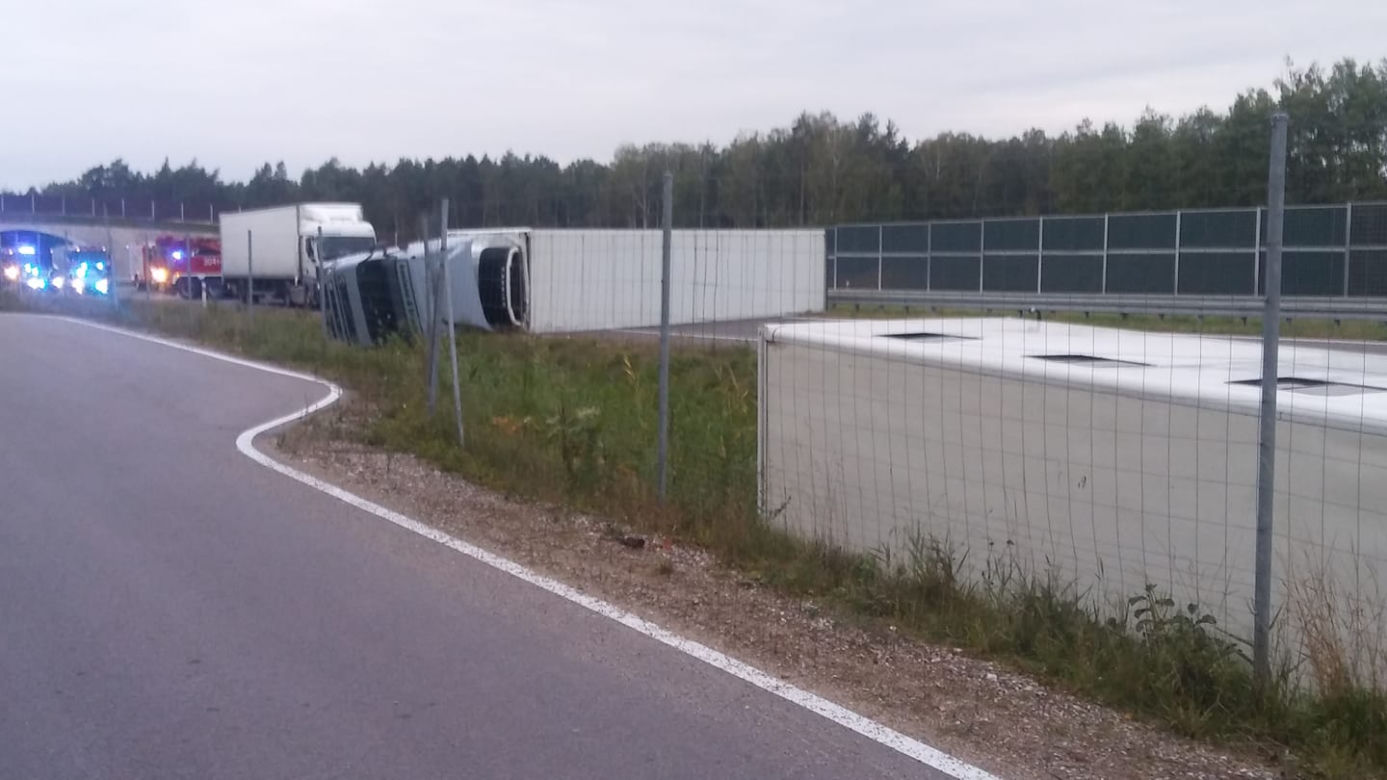 Jeżewo Stare: Wypadek na S8. Przewrócona ciężarówka-chłodnia blokuje drogę [ZDJĘCIA]