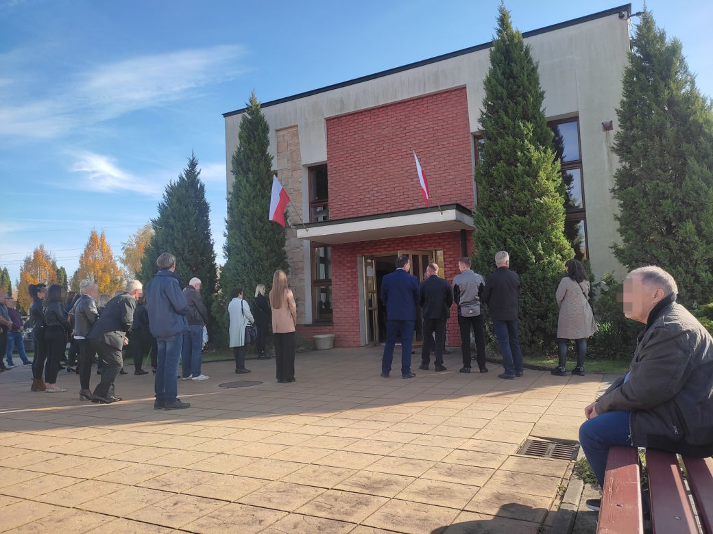 Katarzyna z malutkimi córeczkami zostaną pochowane w rodzinnym grobowcu. Wzruszające słowa księdza