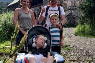 Ciężko chory Jasio zdobywa polskie góry. Jego rodzice nie zrezygnowali ze swoich pasji