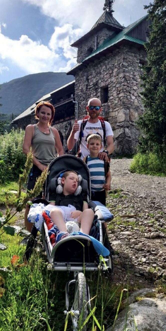 Ciężko chory Jasio zdobywa polskie góry. Jego rodzice nie zrezygnowali ze swoich pasji