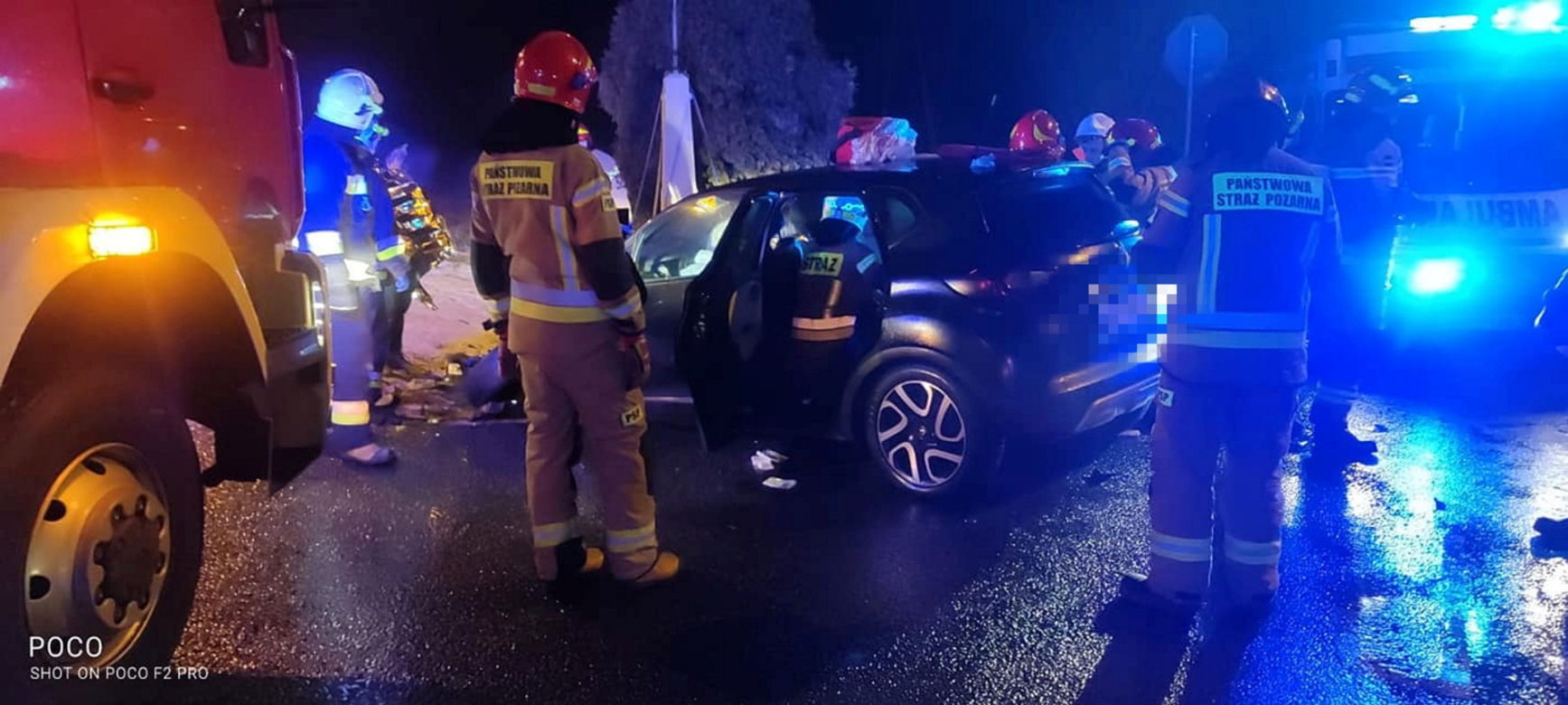 Wypadek pod Legionowem, osobówka zderzyła się z tirem. 3 osoby w szpitalu