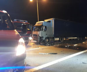Wypadek na obwodnicy Nakła. Tir zderzył się z osobówką! GIGANTYCZNE utrudnienia