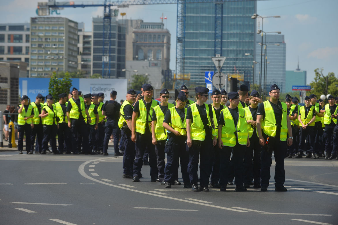 Parada Równości 2021 w Warszawie: ogromne siły policji w centrum miasta	