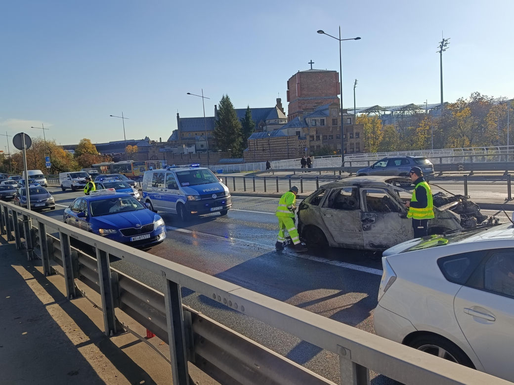 Pożar osobówki na Trasie Łazienkowskiej
