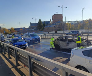 Pożar osobówki na Trasie Łazienkowskiej