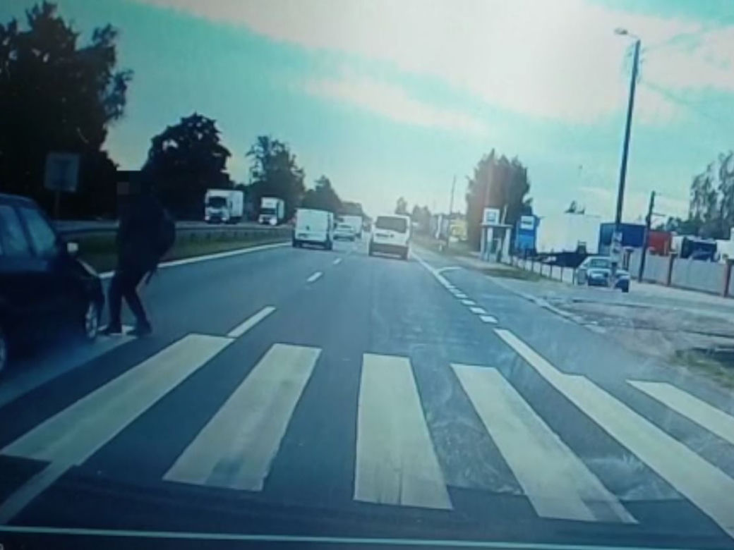 Dramat w Piasecznie. Huknął w pieszego na pasach. Wszystko się nagrało