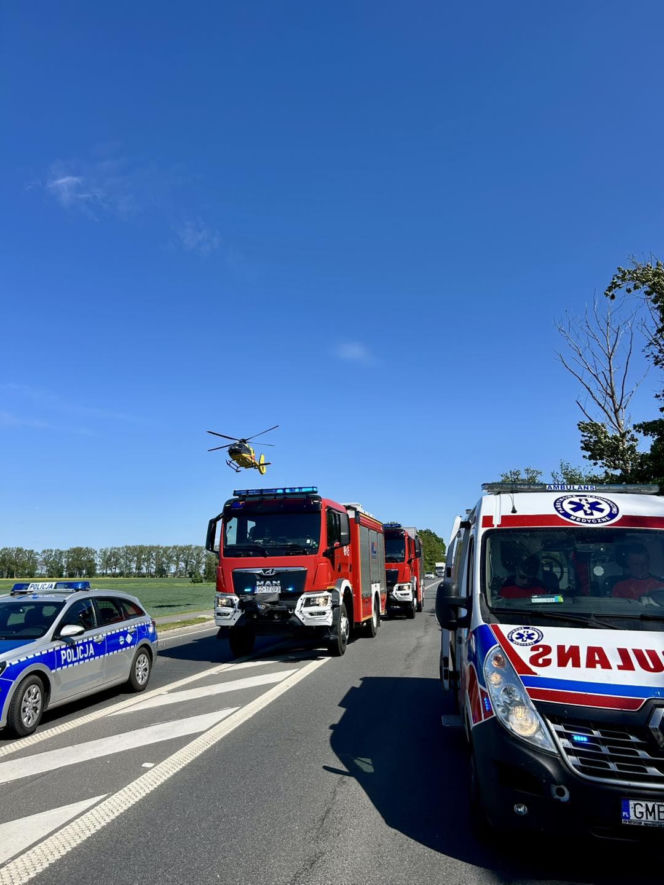 Na trasie między Malborkiem a Swarożynem doszło do zderzenia motocykla i trzech samochodów osobowych
