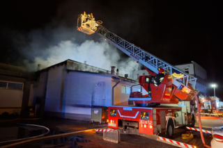 Duży pożar w Tarnowie. Płonie hala magazynowa, na miejscu służby