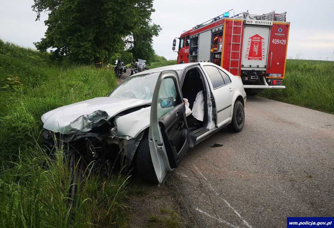 Volkswagen roztrzaskał się o drzewa pod Bartoszycami! 20-latek leżał w rowie, silnik - w zaroślach [ZDJĘCIA].