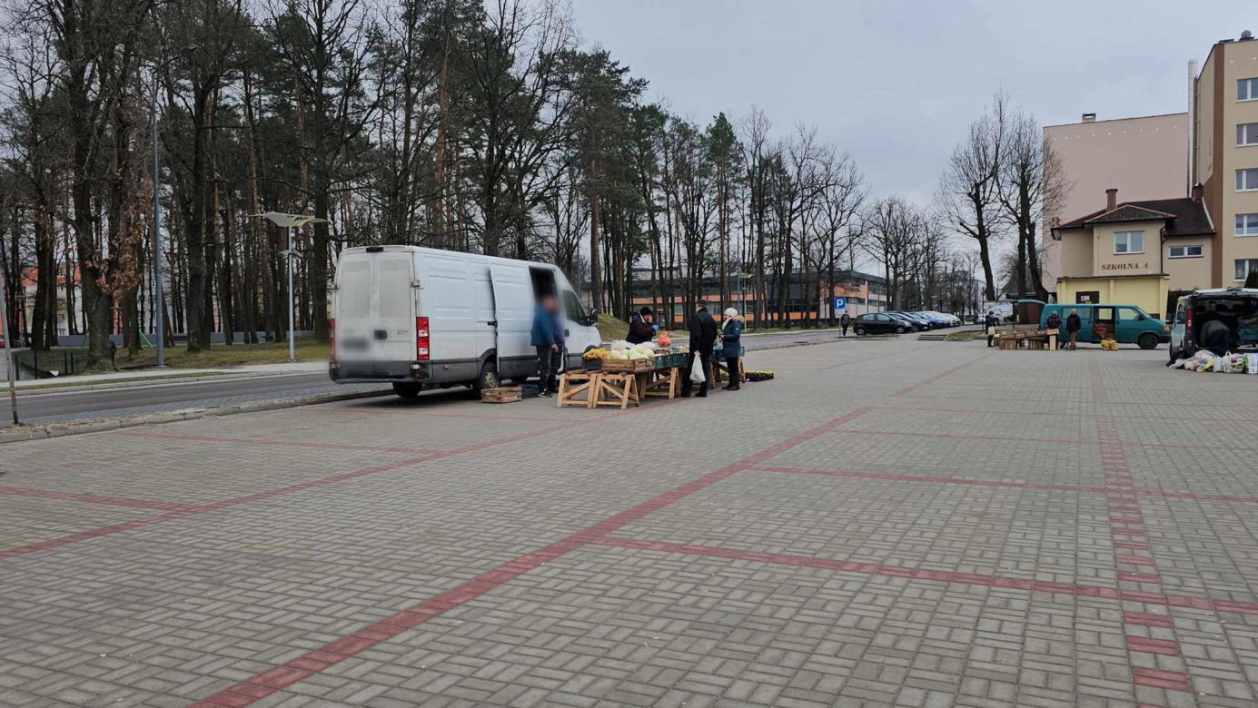 Pustki na targowisku w Nowej Dębie