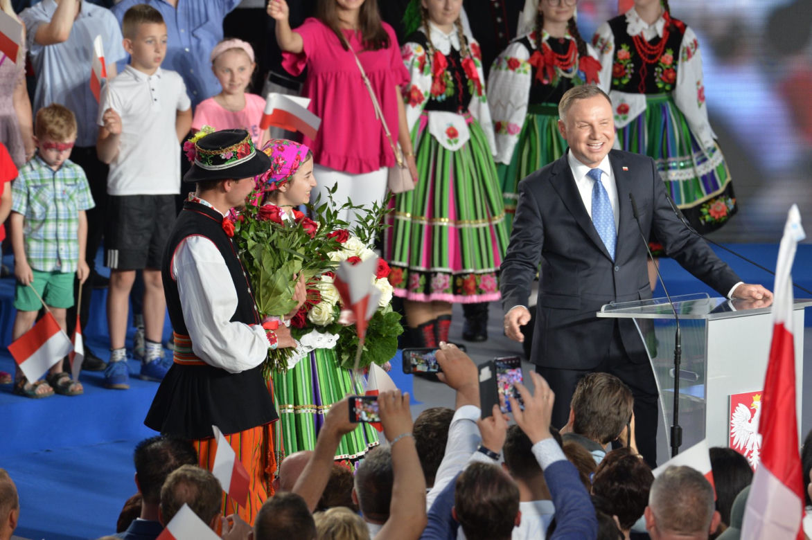 Wybory 2020. Duda gratuluje Trzaskowskiemu. Został wybuczany przez własny sztab