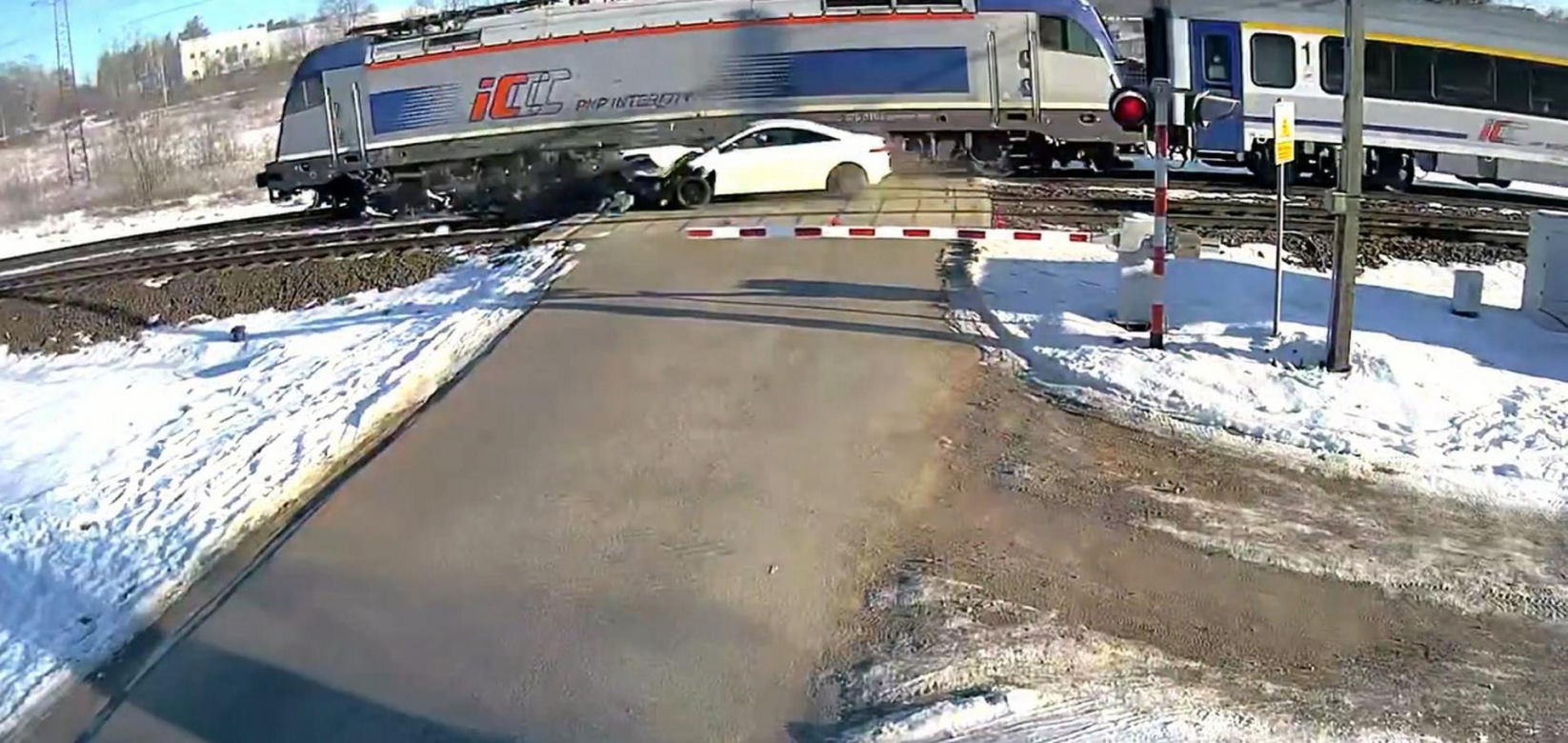  Szokujące nagranie z przejazdu kolejowego. Ominął rogatki i wbił się w pociąg 