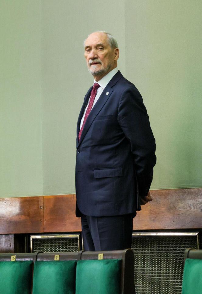 Sikroski bez hamulców do Macierewicza: Antek świrze! 