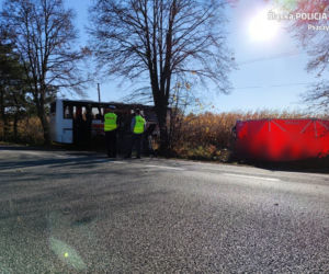 Pawłowice: Samochód zderzył się z autobusem. Jedna osoba zginęła, wielu rannych [ZDJĘCIA]