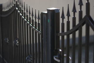 Nowy zakaz od 2026 r. Takie ogrodzenie będzie zakazane po nowelizacji Warunków Technicznych