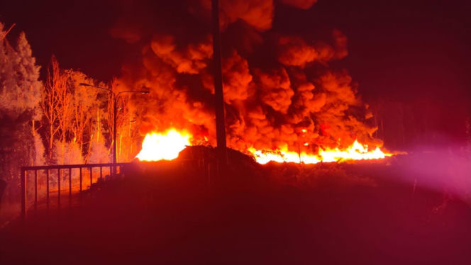 Gigantyczny pożar składowiska opon na Dolnym Śląsku. W akcji około 100 strażaków