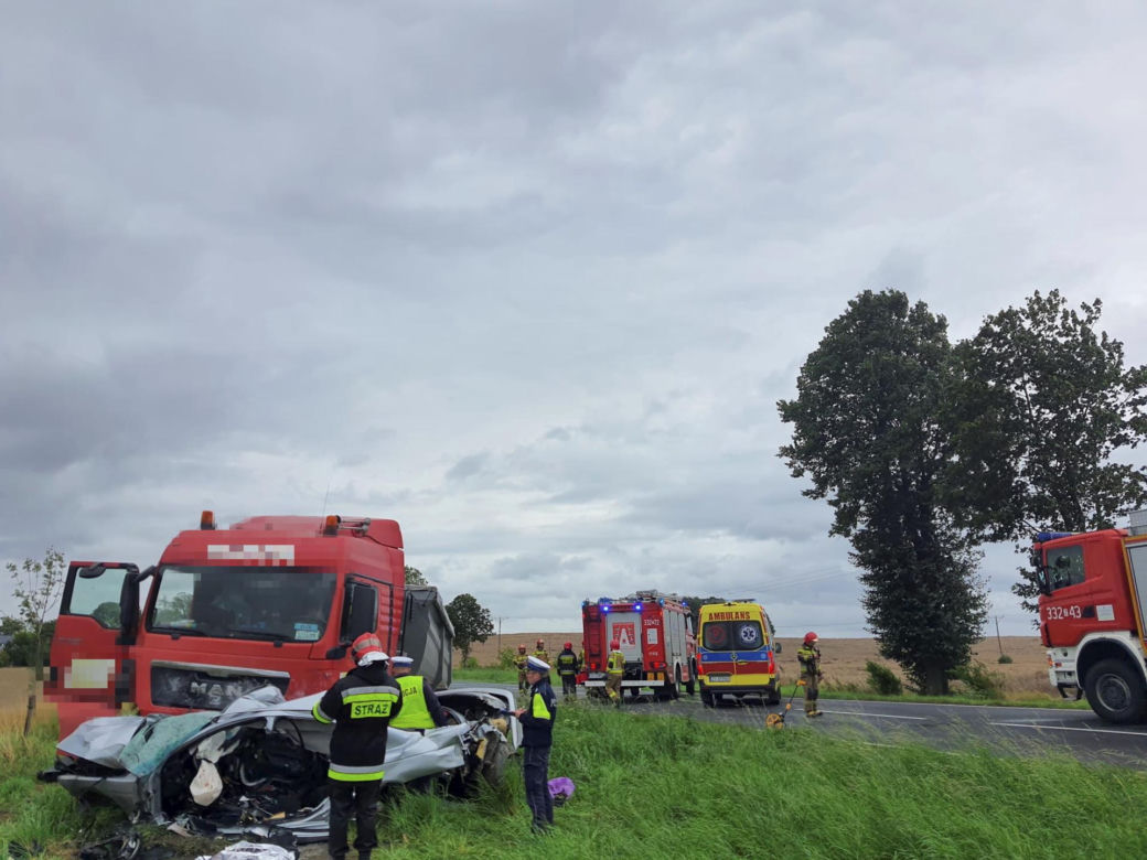 Smiertelny wypadek na trasie Bonin-Koszalin. Trzech nastolatkow z BMW zginelo w zderzeniu z tirem [ZDJECIA]