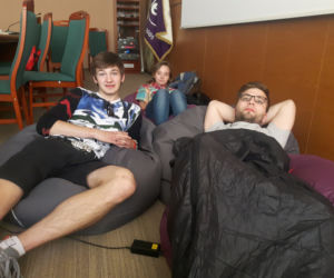 Studenci Uniwersytetu Łódzkiego minioną noc spędzili w śpiworach na wydziale Ekonomiczno-Socjologicznym