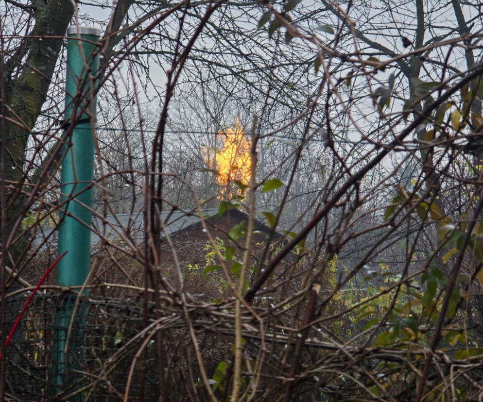 Słup ognia nad Krakowem. Potężny pożar gazu na popularnym osiedlu [ZDJĘCIA]