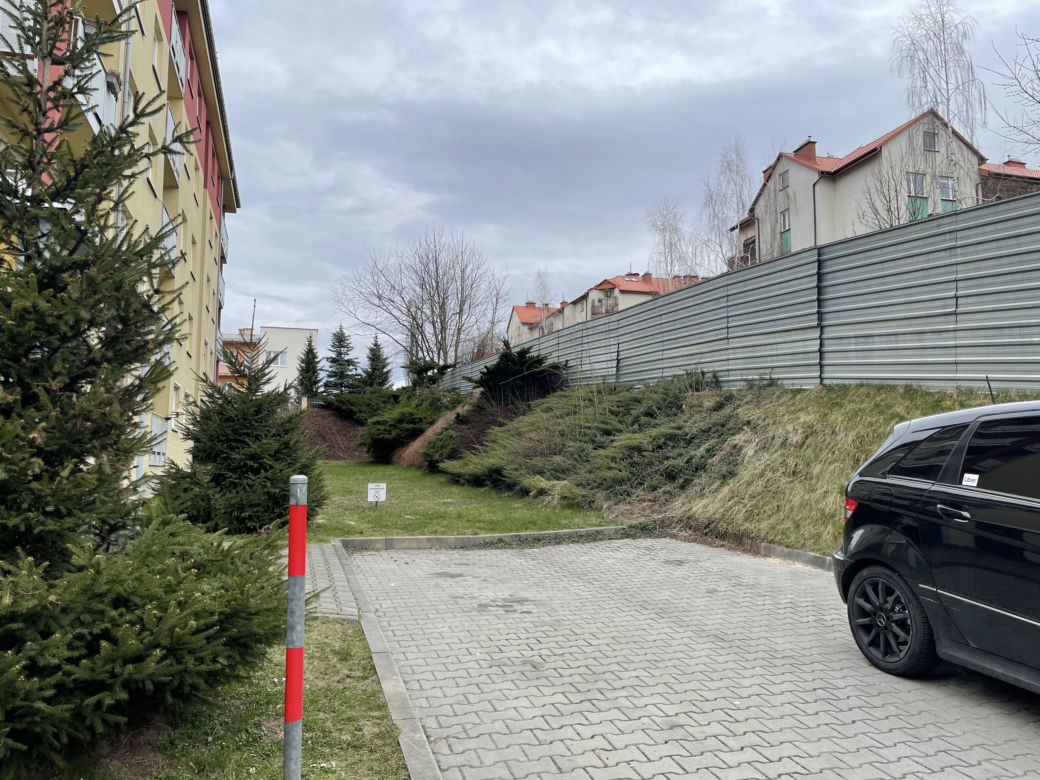 Mieszkańcy nie mogą już korzystać z popularnego skrótu. To teren prywatny dewelopera. „Niech nas pozamykają na osiedlu”