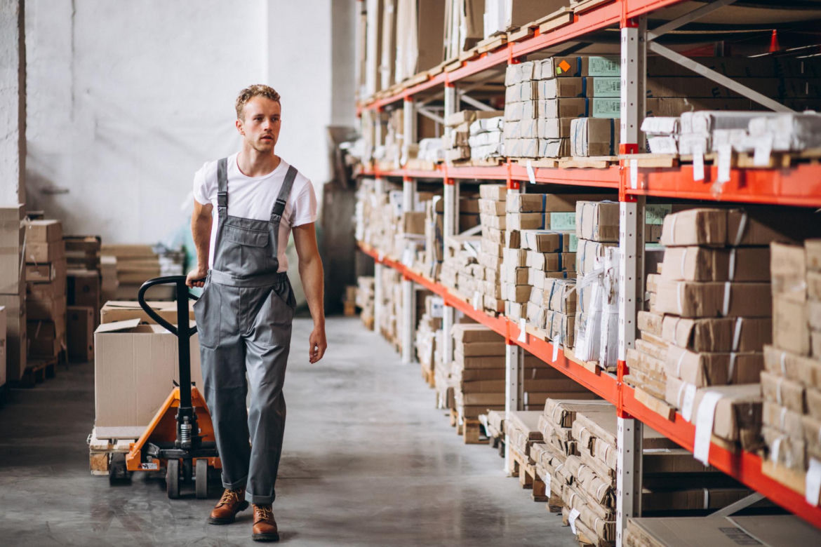 9. Pracownik magazynu lub logistyki