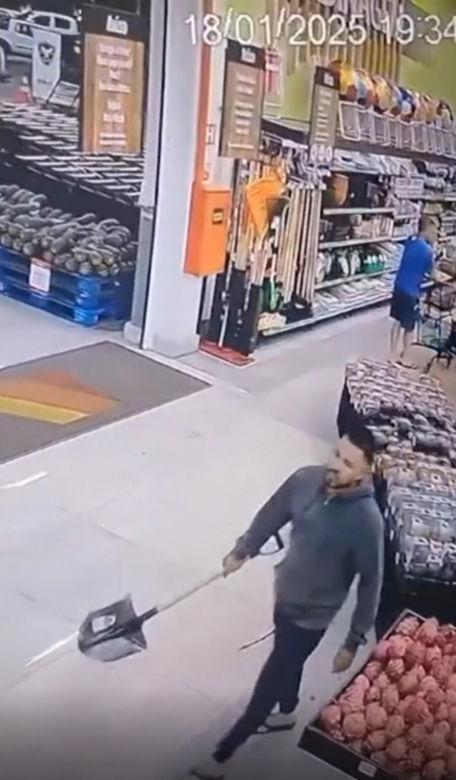 Mąż pracownicy supermarketu uderzył łopatą jej szefa. W sklepie pełno ludzi, wszystko się nagrało!