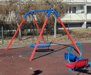 Dramatyczny wypadek na placu zabaw przy ulicy Malinowskiego w Toruniu