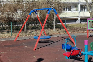 Dramatyczny wypadek na placu zabaw przy ulicy Malinowskiego w Toruniu