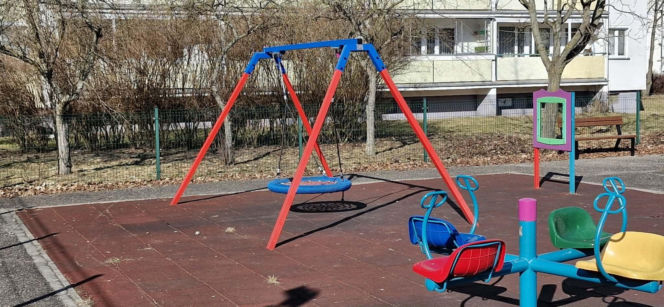 Dramatyczny wypadek na placu zabaw przy ulicy Malinowskiego w Toruniu