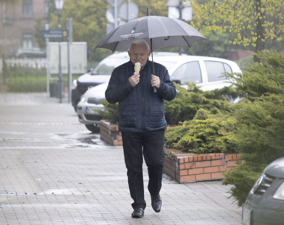 Leszek Miller wybrał sie na lody w zimną i deszczową majówkę