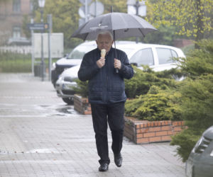 Leszek Miller wybrał sie na lody w zimną i deszczową majówkę