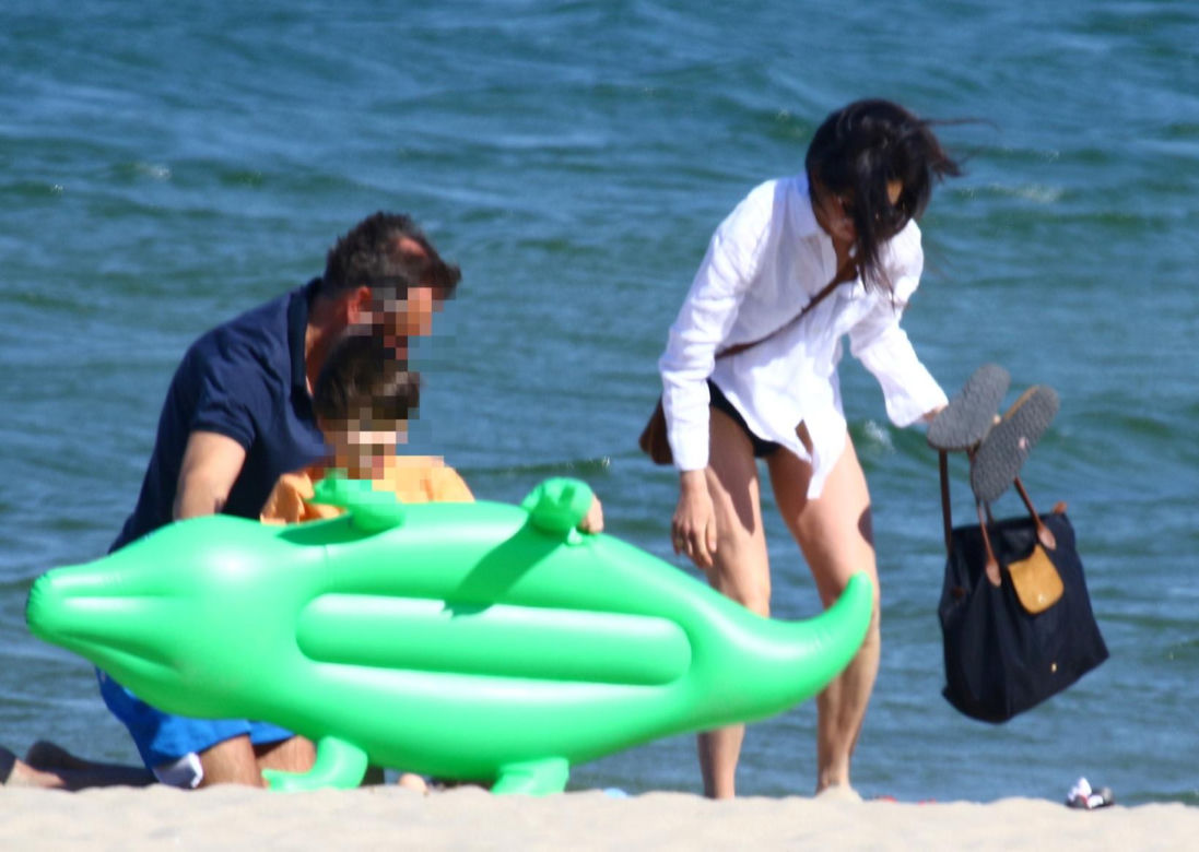 Marta Kaczyńska z mężem i synem na plaży