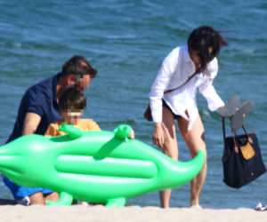 Marta Kaczyńska z mężem i synem na plaży