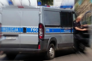 Kobieta chciała przepuścić przechodnia. Ten wskoczył jej na maskę!